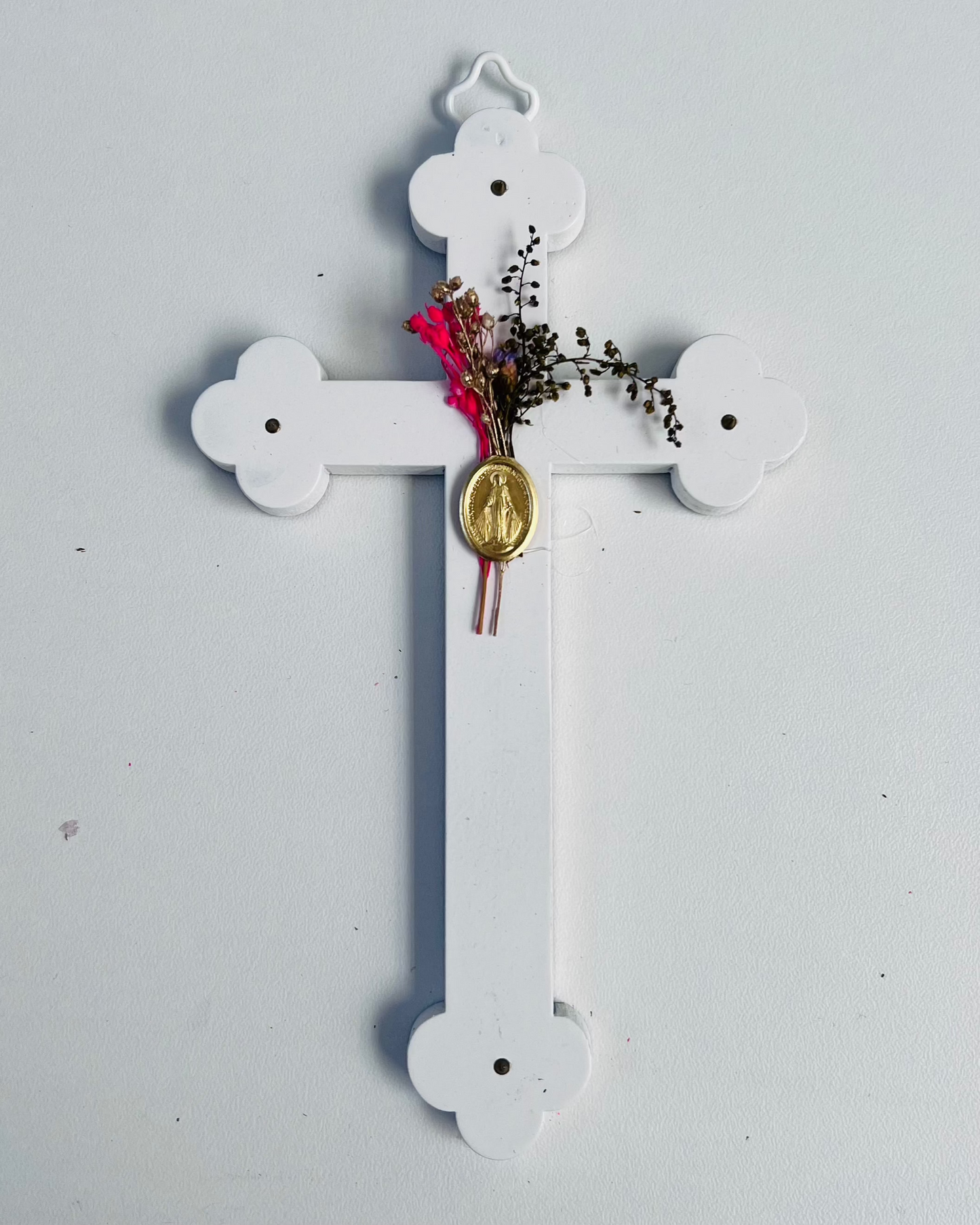 Crucifix fleuri blanc