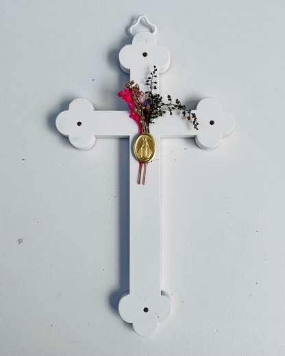 Crucifix fleuri blanc