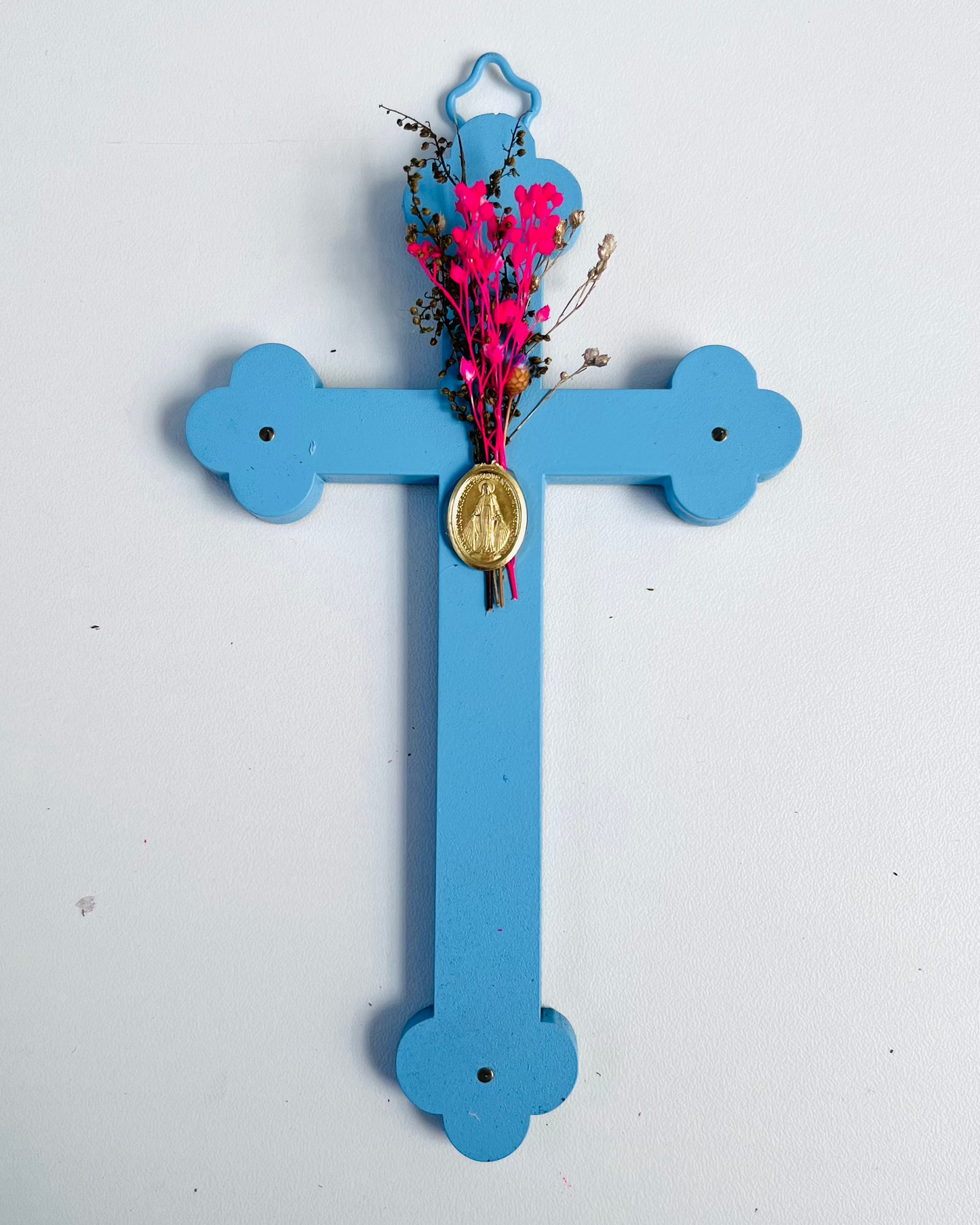 Crucifix fleuri bleu clair