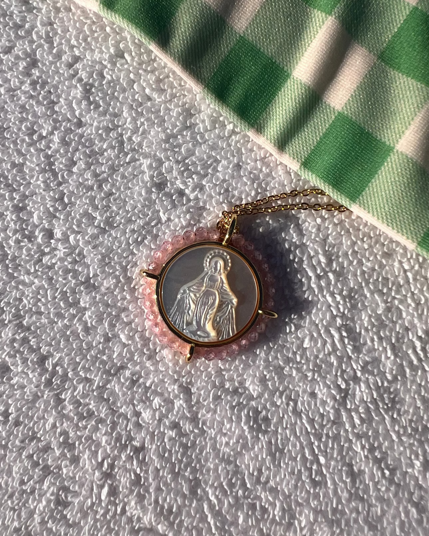 Médaille de la Vierge en nacre perles rose clair